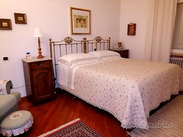 Testiera letto matrimoniale e comodini fine 1800