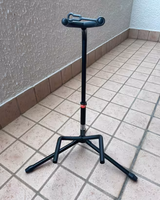 Stand / Supporto per chitarra o basso Stagg