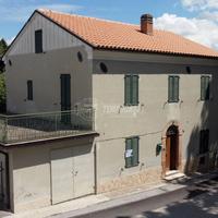 Soluzione indipendente da ristrutturare con garage