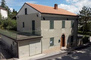 Soluzione indipendente da ristrutturare con garage