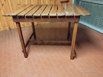Tavolo in legno da giardino 