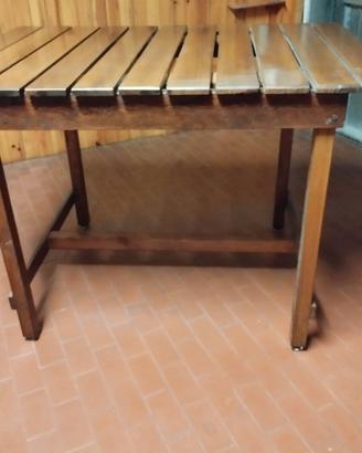 Tavolo in legno da giardino 