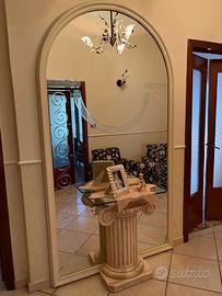 Specchio ad arco con colonna d'arredo