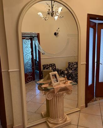 Specchio ad arco con colonna d'arredo