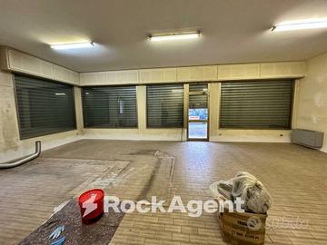 LUMINOSO NEGOZIO FRONTE STRADA