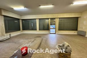 LUMINOSO NEGOZIO FRONTE STRADA