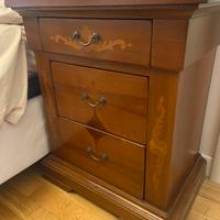 Comodini e letto in legno massello intarsiato