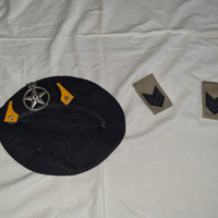 Basco militare con fregio e mostrine e gradi C.M