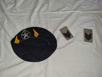 Basco militare con fregio e mostrine e gradi C.M