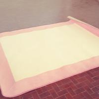Tappeto bianco con bordo rosa