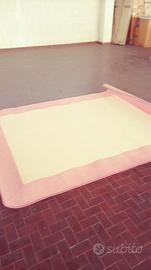 Tappeto bianco con bordo rosa