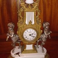 Elegante orologio antico da tavolo in bronzo oro