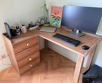 Scrivania in legno massello ad angolo