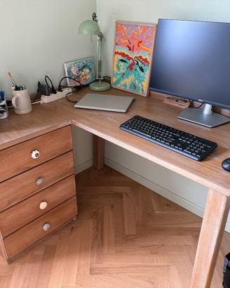 Scrivania in legno massello ad angolo
