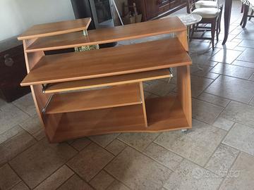 Scrivania computer fisso