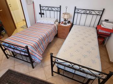 2 letti a una piazza 80 x 190 con materassi 