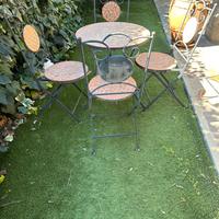 Tavolino da giardino con 4 sedie .