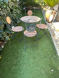 Tavolino da giardino con 4 sedie .