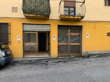 Catanzaro via nuova locale fronte strada