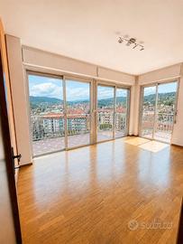 Prestigio e Funzionalità: Ufficio Panoramico nel G