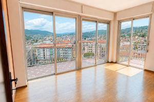 Prestigio e Funzionalità: Ufficio Panoramico nel G