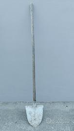 un  badili con manico