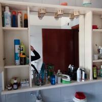 mobile con ante e specchio per bagno 