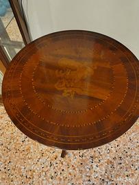 Tavolino pregiato  in legno intarsiato