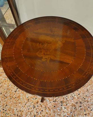 Tavolino pregiato  in legno intarsiato