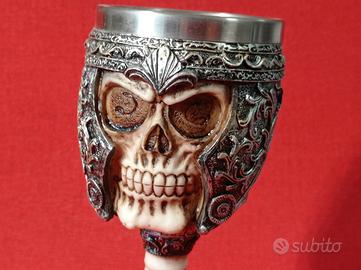 Calice stile medievale con teschio cranio vintage