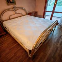 Letto in metallo con 2 reti in doghe di legno