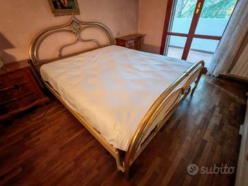 Letto in metallo con 2 reti in doghe di legno