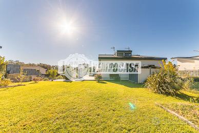 VILLA BIFAMILIARE IN CLASSE A4 CON 500 MQ DI GIARD