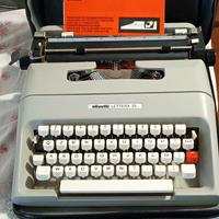  Macchina da scrivere.  Olivetti lettera 35.