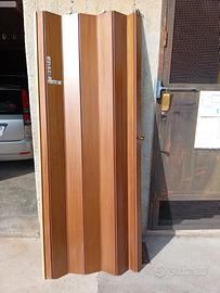 Porta a soffietto interamente in legno