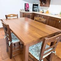 Cucina con tavolo e sedie