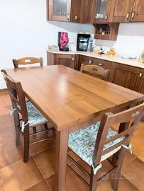 Cucina con tavolo e sedie