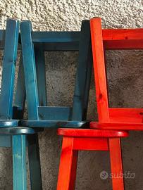 Sgabelli in legno colorati