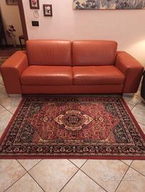 Comodo divano 4 posti, in pelle vera.