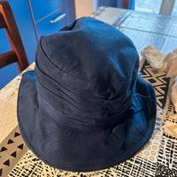 Cappello blu scamosciato
