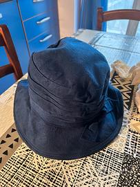 Cappello blu scamosciato
