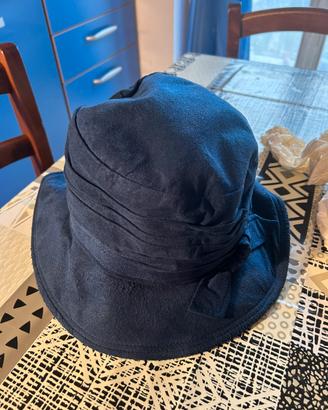 Cappello blu scamosciato
