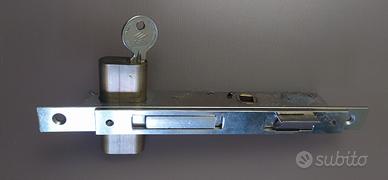 Serratura con scrocco e cilindro