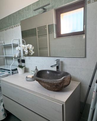 Bagno sospeso grigio