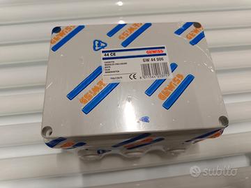 Scatola di derivazione da parete con passacavo