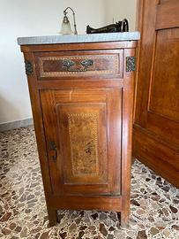 Coppia di comodini di antiquariato