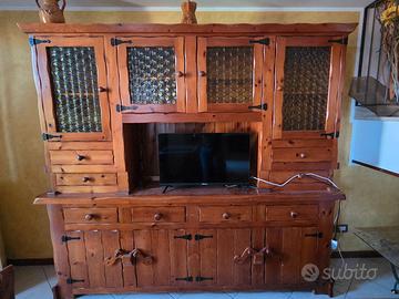 Credenza in legno massello con vetrine