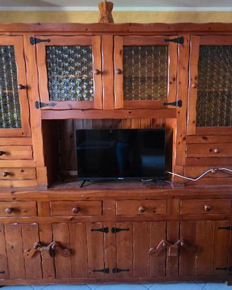 Credenza in legno massello con vetrine