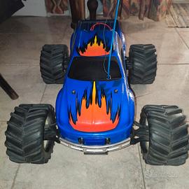 RC auto traxxas emax 