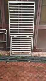 Letto con sponde laterali e schienale reclinabile